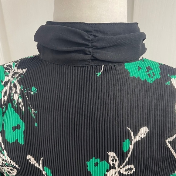 Violet & Claire Black/Green Floral Blouse Pleated With Ruffles 3/4 Sleeves Sz S - Picture 3 of 15